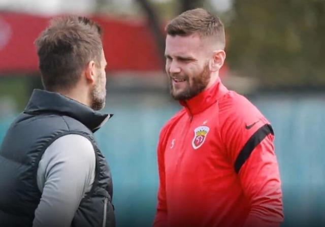 官方网站-海港新援后卫坦承经济是加盟原因 对未来充满信心