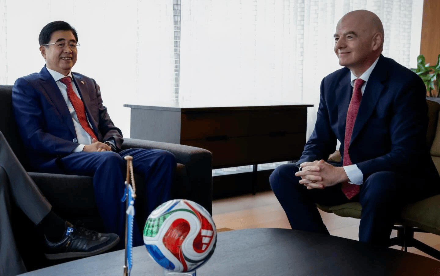 娱乐平台-FIFA秘书长已抵京+温格陪同!已与足协主席见面 全力劝说央视签字